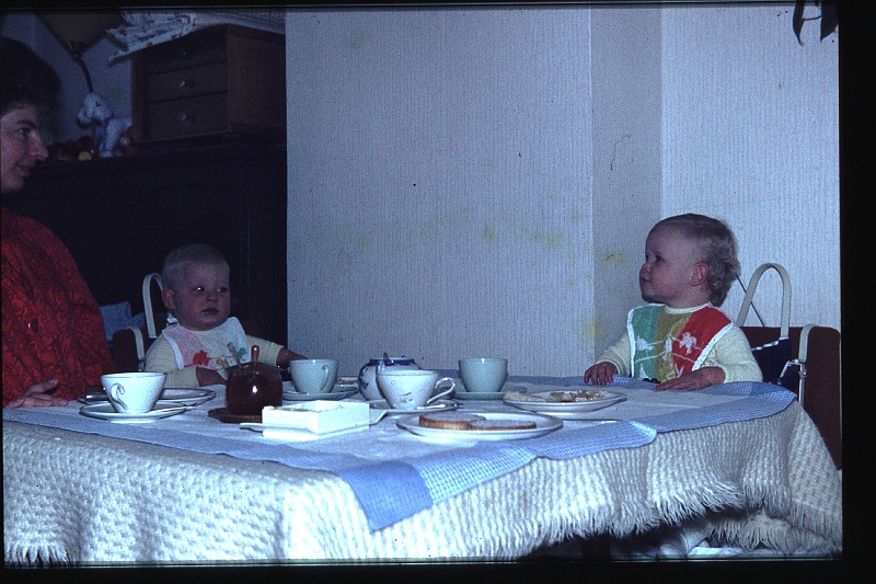 28.Delft okt 1964 Mama,Brigitte,Marion.JPG
